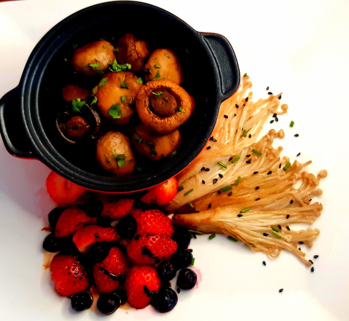 Skamoteane's tweet photo. My #MeatlessMonday and #plantingthefuture lunch was roasted button &amp; enoki mushrooms with fresh mixed berries &amp; balsamic reduction. 
#myplantbasedjourney #GoodHealthAndWellBeing #plantbasedlifestyle #plantforward #slowfood #Veganuary2024 #lstwitter https://t.co/y6ttCOA8CR