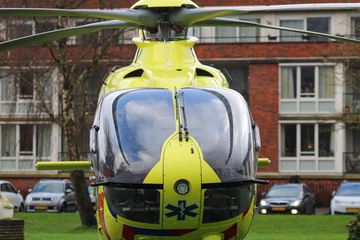 lifeliner4media's tweet photo. Lifeliner 4 PH-LLN tijdens inzet in Leek #Lifeliner4 #Phlln #Leek https://t.co/vql8YvZTJL