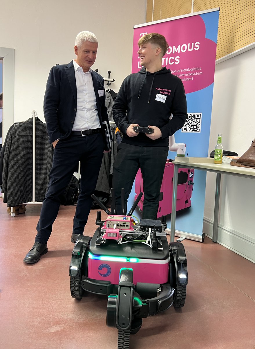 telekomnetz's tweet photo. Die @TH_Brandenburg hat jetzt ein eigenes #5G-#CampusNetz. Unser Mobilfunk-Chef Mathias Poeten nahm es heute u.a. gemeinsam mit Brandenburgs Wirtschaftsminister @joergstb in Betrieb. Dank 5G-#Standalone ist es besonders leistungsstark &amp; sicher.
Mehr Infos👉https://t.co/S1A9ARdPeU https://t.co/nPxL4Dmtwm