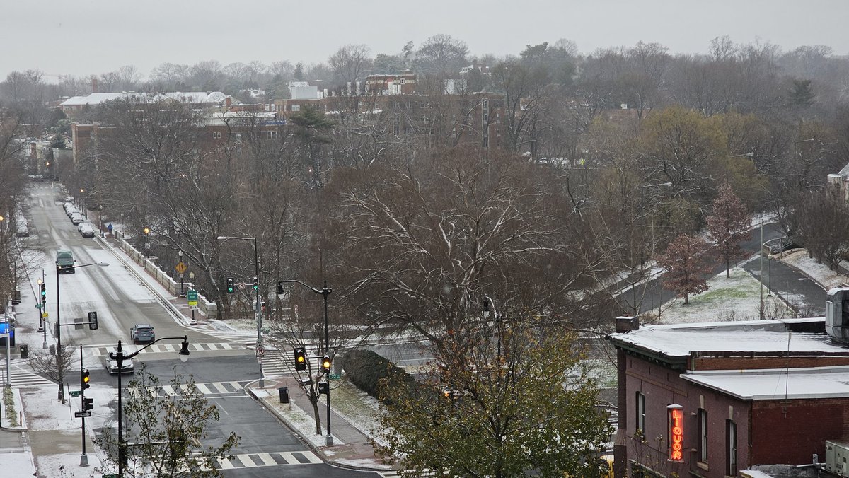 CapitalJeff's tweet photo. We have #SnowDoom #wusa9weather #dupontcircle #dcwx @MiriWeather @KaitlynMcGrath @MakaylaLuceroWX @TenaciousTopper @ChrisClimate @capitalweather @HillaryHowardDC @hbwx @FitzFox5DC @Conthescene https://t.co/970r5YBlI9