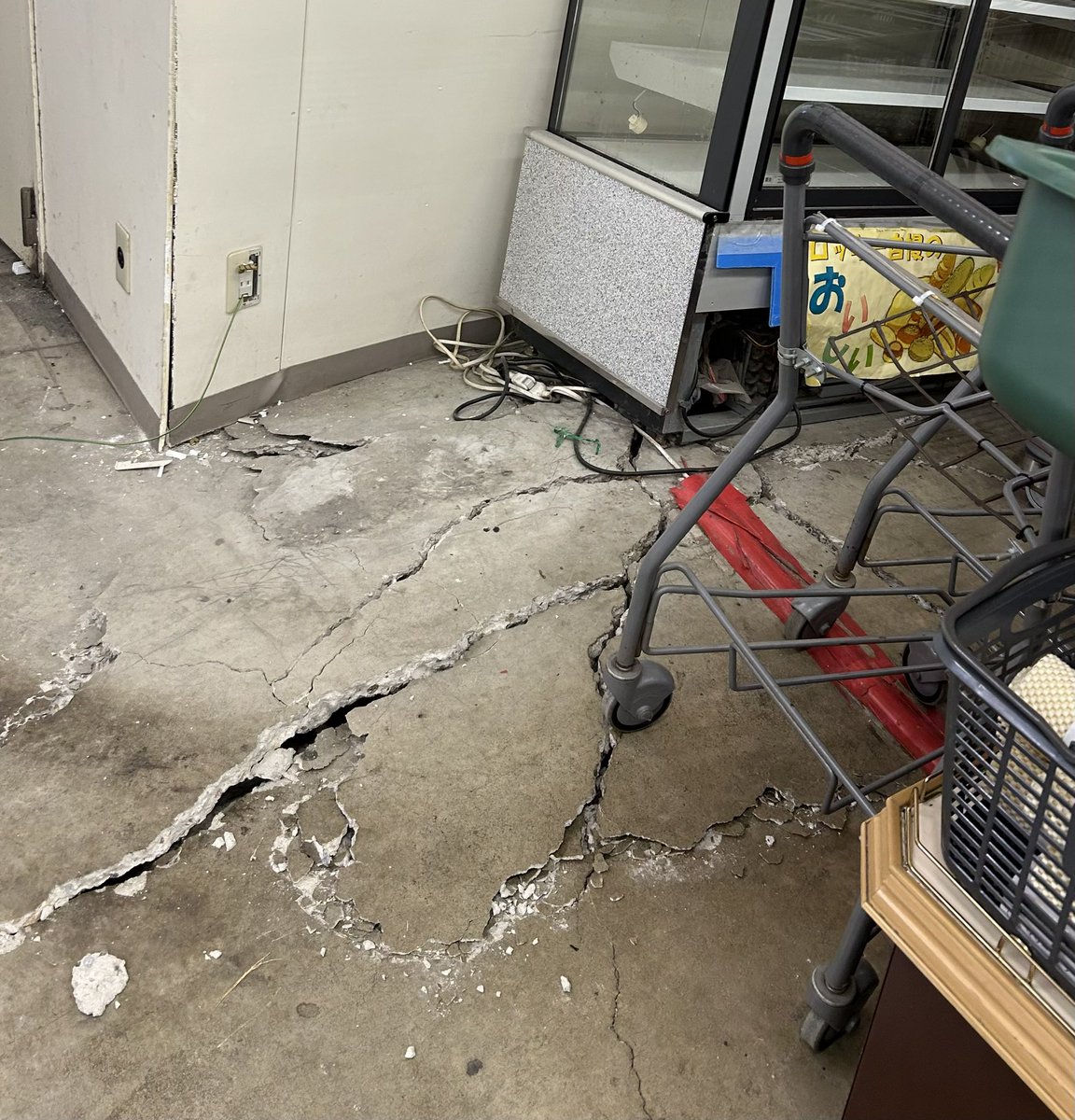 toshi_hakusan's tweet photo. 志賀町の『スーパーセンターロッキー』震度7て店内の至るところ地震の爪痕が残っているが、営業して生活必需品が買えるのでこの町の人は助かっている

#能登半島地震一日も早い復旧を
#志賀町 #スーパーセンターロッキー https://t.co/taNiP1RAQc