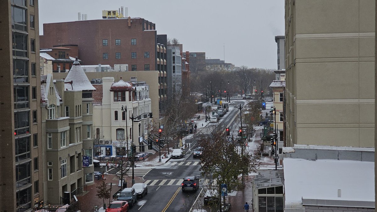 CapitalJeff's tweet photo. We have #SnowDoom #wusa9weather #dupontcircle #dcwx @MiriWeather @KaitlynMcGrath @MakaylaLuceroWX @TenaciousTopper @ChrisClimate @capitalweather @HillaryHowardDC @hbwx @FitzFox5DC @Conthescene https://t.co/970r5YBlI9