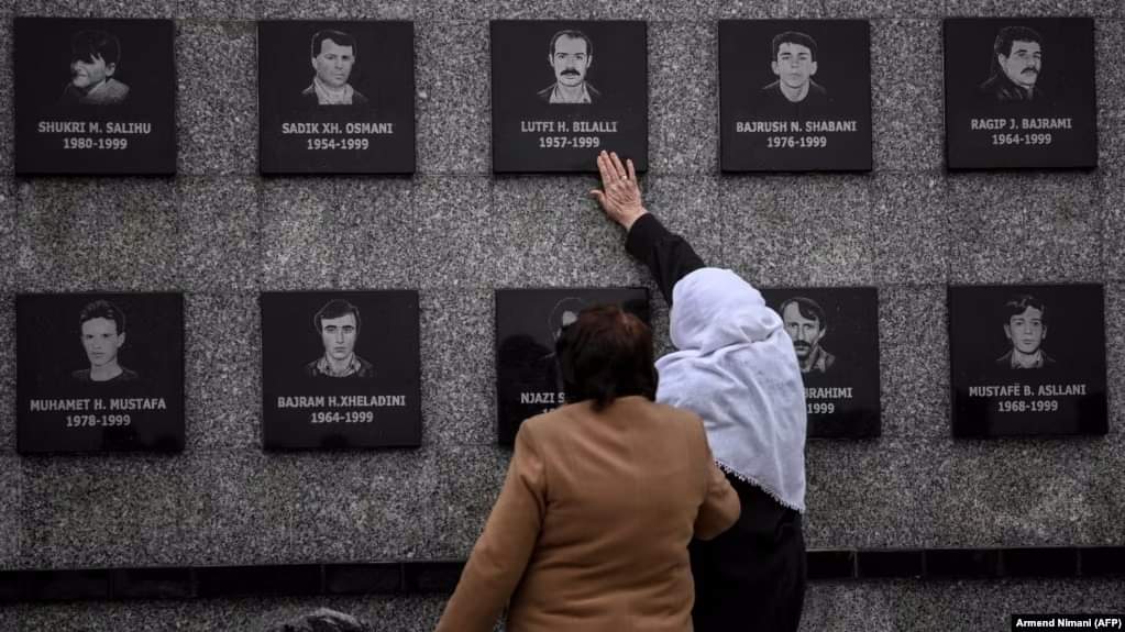 beratkurshumliu's tweet photo. 25 vite nga Masakra e Reçakut 💔, kujtojmë e nderojmë 45 viktimat e gjenocidit serb në Kosovë, në ngjarjen që tronditi gjithë botën. 🕊
#recak #Kosovo https://t.co/MKvQD185Ka