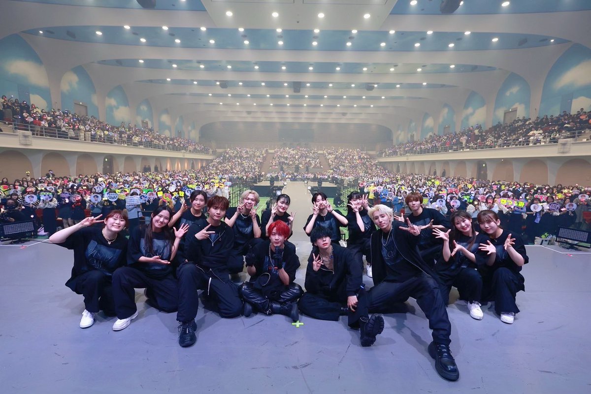 2524_o's tweet photo. 会場こんな大きいのにモニターちっさいから1番後ろの席でみんな視力検査みたいになったし
諦めてリスニングテスト化した https://t.co/5pRylBrH9R