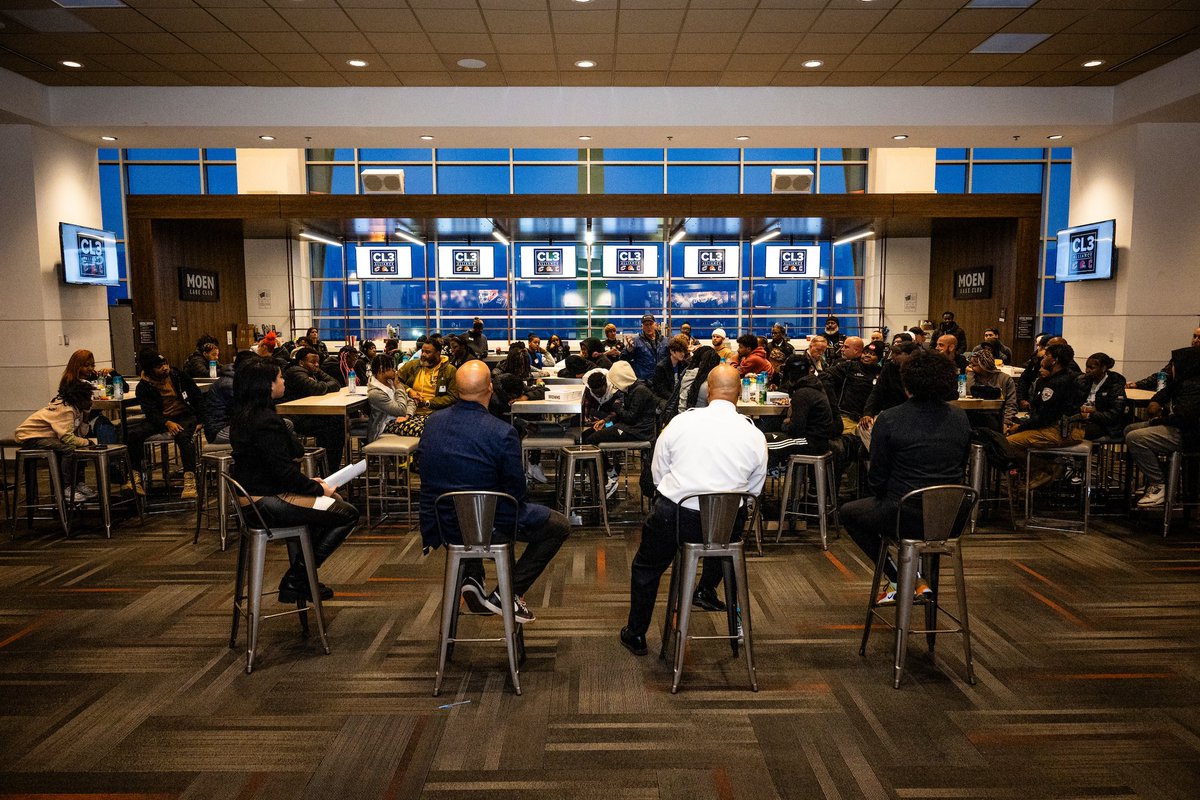 BrownsGiveBack's tweet photo. Ahead of MLK Jr. Day, the CL3 Alliance, in collaboration with the Greater Cleveland Sports Commission and Power of Sport Summit, hosted Conversations for Change. 
 
The topic was Athletes & Law Enforcement Unite, where youth and LEOs had meaningful conversations about bringing people together using the power of sport.