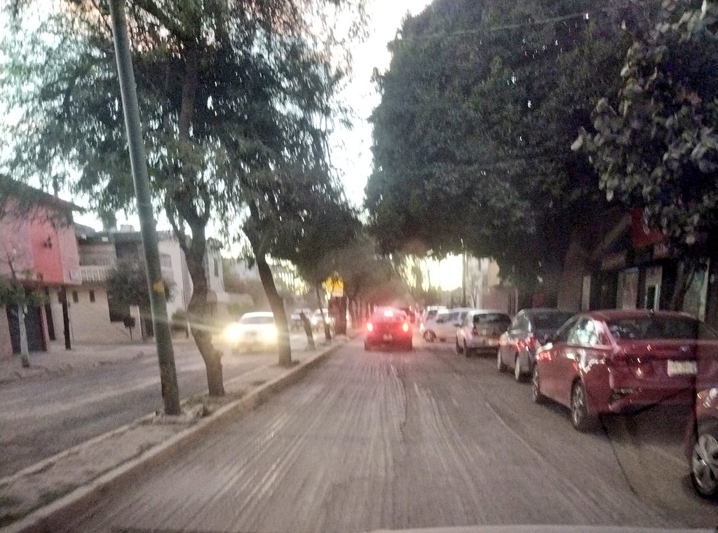 patty_sierra's tweet photo. Pésimas las condiciones de las vialidades en #GómezPalacio #Durango desde el mes de noviembre 2023 están "arreglando"  las calles, pero lo único que provocan es más caos, más polvo, enfermedades y daños a los vehículos. 

Déjelas como estaban mejor, si no van a trabajar bien. https://t.co/Ao55EWR9Im