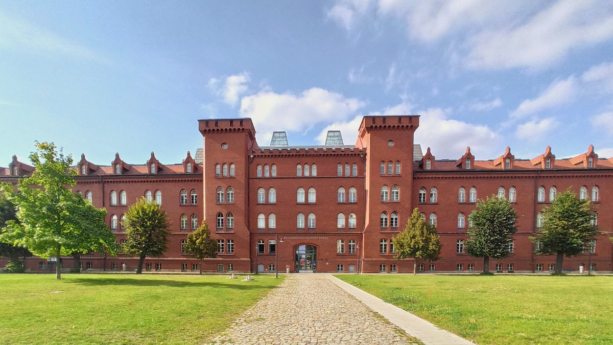 telekomnetz's tweet photo. Die @TH_Brandenburg hat jetzt ein eigenes #5G-#CampusNetz. Unser Mobilfunk-Chef Mathias Poeten nahm es heute u.a. gemeinsam mit Brandenburgs Wirtschaftsminister @joergstb in Betrieb. Dank 5G-#Standalone ist es besonders leistungsstark &amp; sicher.
Mehr Infos👉https://t.co/S1A9ARdPeU https://t.co/nPxL4Dmtwm