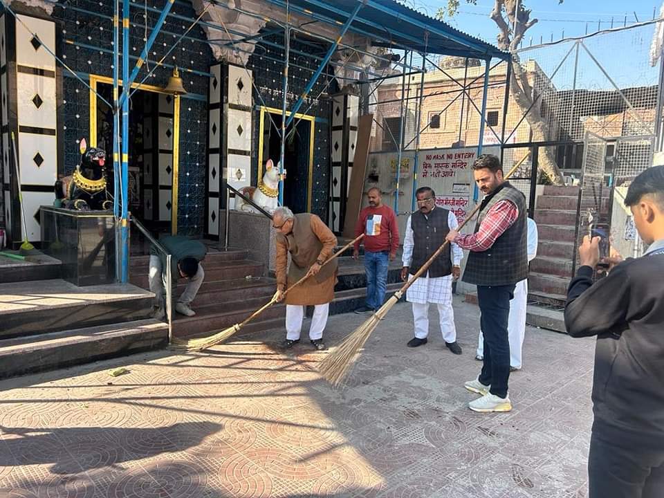 BJP4Rajasthan's tweet image. प्रधानमंत्री श्री @narendramodi के आह्वान पर 14 से 22 जनवरी तक चलाए जा रहे स्वच्छ तीर्थ अभियान के तहत आज राज्यसभा सांसद श्री @Rajendra_Gehlot ने मंडोर उद्यान स्थित प्राचीन काला गोरा-भेरुजी मंदिर में श्रमदान करते हुए साफ सफाई की। 

#SwachhTeerth