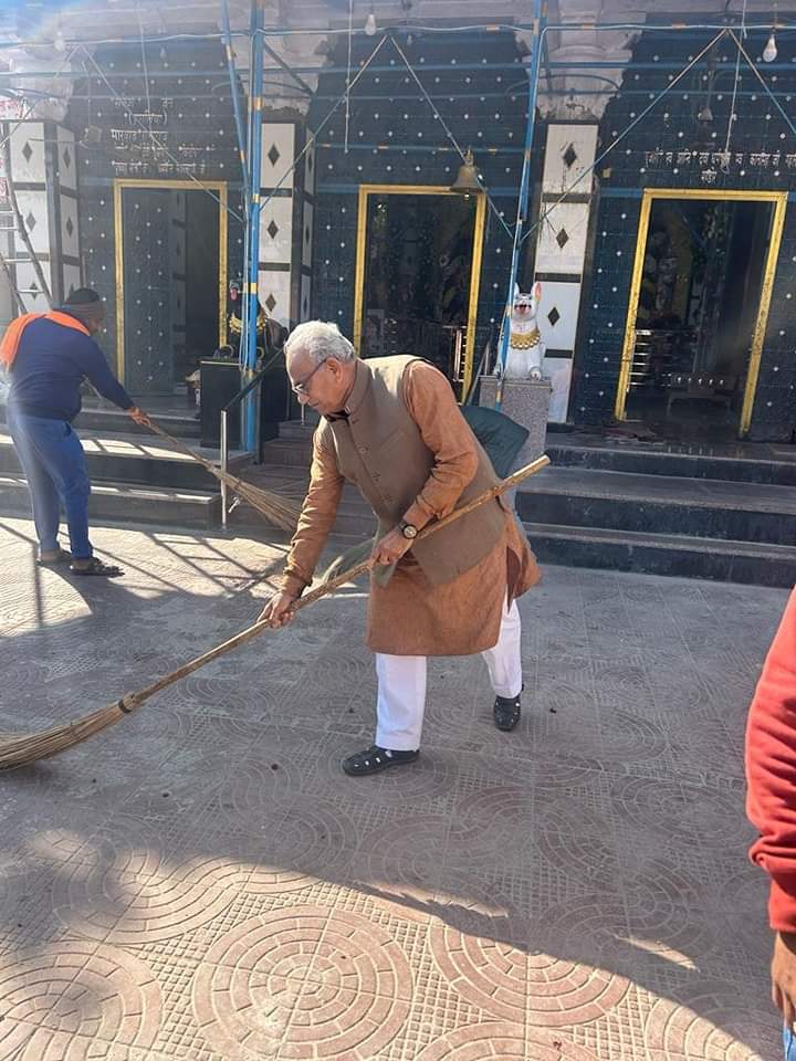 BJP4Rajasthan's tweet image. प्रधानमंत्री श्री @narendramodi के आह्वान पर 14 से 22 जनवरी तक चलाए जा रहे स्वच्छ तीर्थ अभियान के तहत आज राज्यसभा सांसद श्री @Rajendra_Gehlot ने मंडोर उद्यान स्थित प्राचीन काला गोरा-भेरुजी मंदिर में श्रमदान करते हुए साफ सफाई की। 

#SwachhTeerth