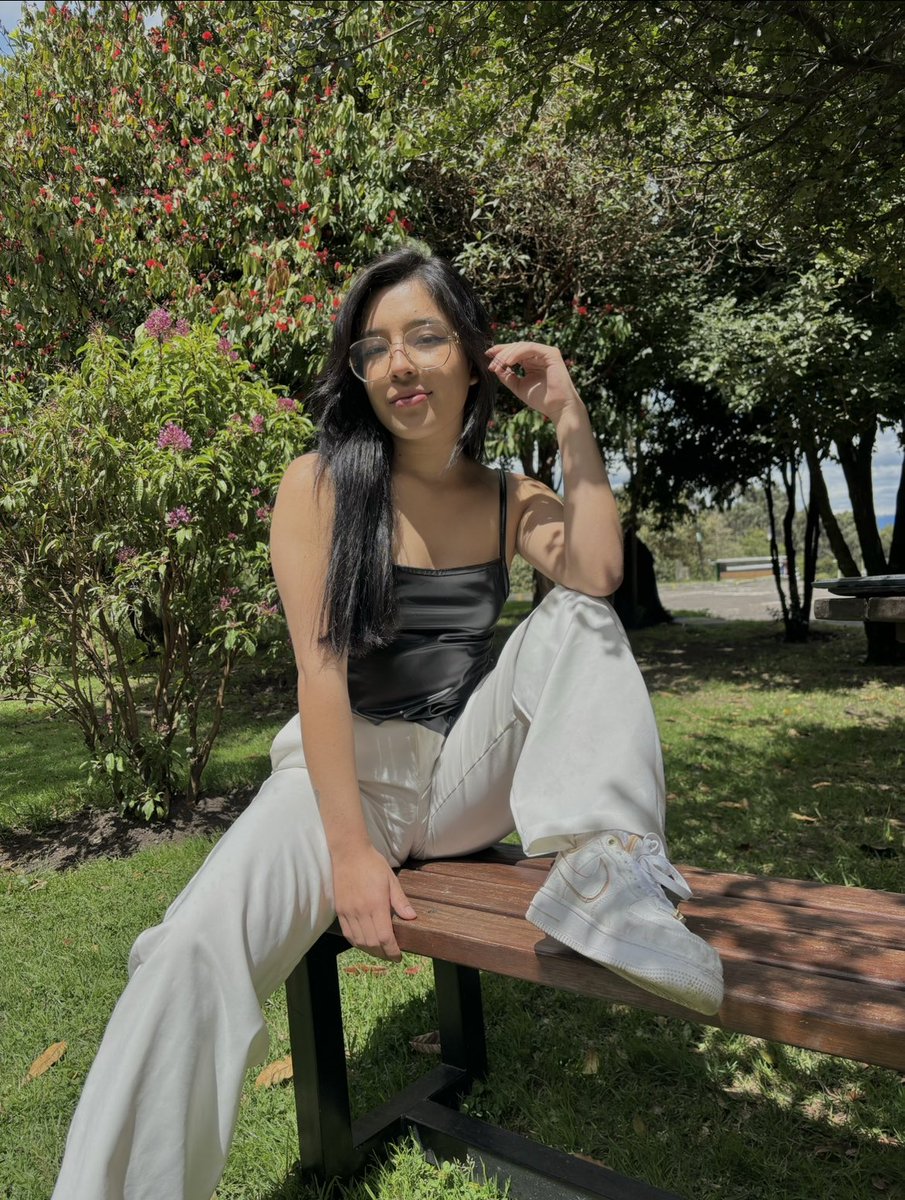 sofiaakitty's tweet photo. I get wild thought out in public sometimes. Would you risk it at a park bench 😏 https://t.co/8Eet7O6rFJ