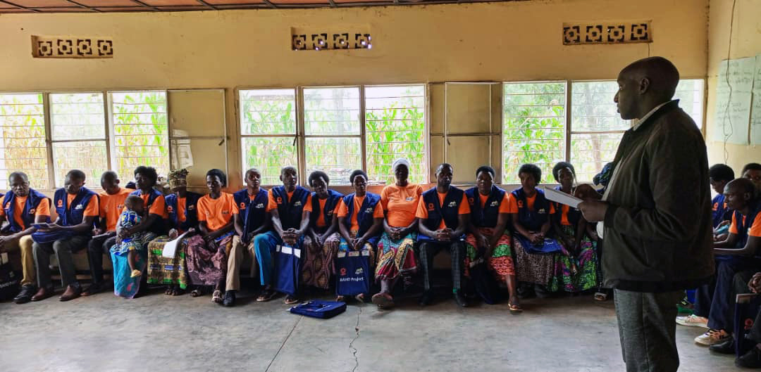rwamrec's tweet photo. At the quarterly meeting with #communityactivists, each Cell provided its activities plan, which was reviewed by sector authorities and representatives of community structures, including the National Women's Council (NWC), Inshuti z'Umuryango IZU, and Village Agent Network (VAN). https://t.co/xAG2Qi5vQe