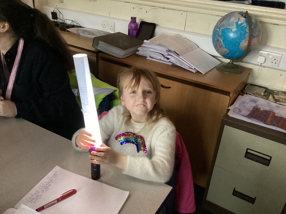 Vernon56KS2's tweet photo. In Science, we have been exploring light 💡 we did a mini experiment to see how light travels. Ask us what we found out. 💡 #VPPSCIENCE https://t.co/uwR2rvVEYB