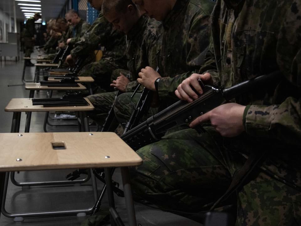 PorinPR's tweet photo. 2. huoltokomppanian alokkaat kÀsittelivÀt viikonloppuna asettaan ensimmÀistÀ kertaa. Vaikka aamuja varusmiespalveluksessa ei ole montaa takana, on turvallisen aseenkÀsittelyn sÀÀnnöt selkeÀsti jÀÀneet #VSHP alokkaiden mieleen.
#porpr #maavoimat #intti https://t.co/juK9e4aoj5