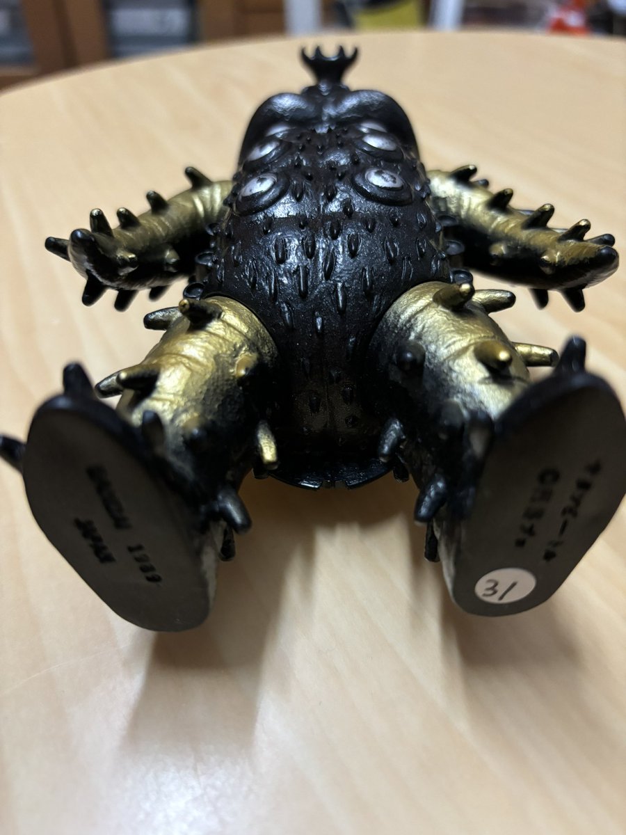 onsenkabuto's tweet photo. サタンビートル31体目。黒ベースの金手脚バージョン。所々塗装剥げもあるけど気にするほどではなく。レオ本編と全く違う色なのが好きだったり。
 #サタンビートル100体計画 #サタンビートル https://t.co/VG2Wc24Hh6