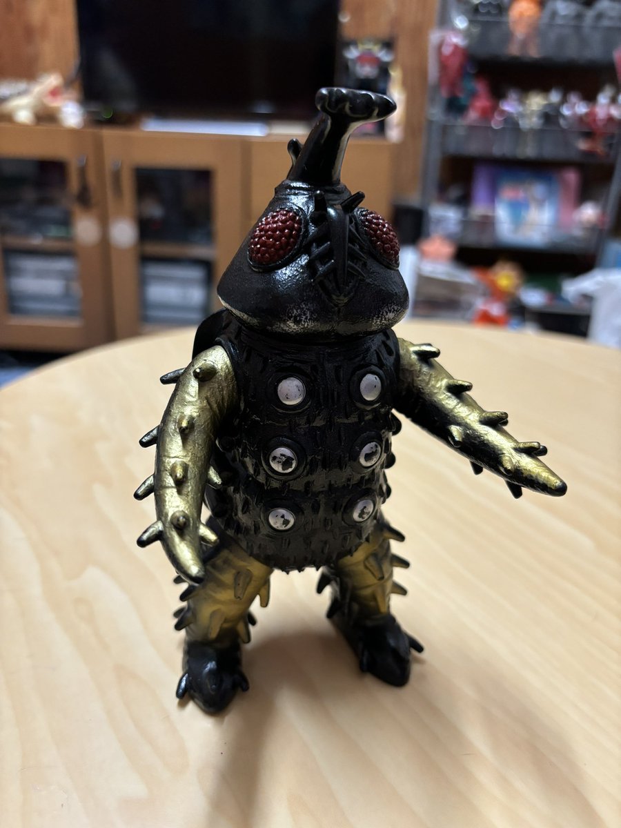 onsenkabuto's tweet photo. サタンビートル31体目。黒ベースの金手脚バージョン。所々塗装剥げもあるけど気にするほどではなく。レオ本編と全く違う色なのが好きだったり。
 #サタンビートル100体計画 #サタンビートル https://t.co/VG2Wc24Hh6