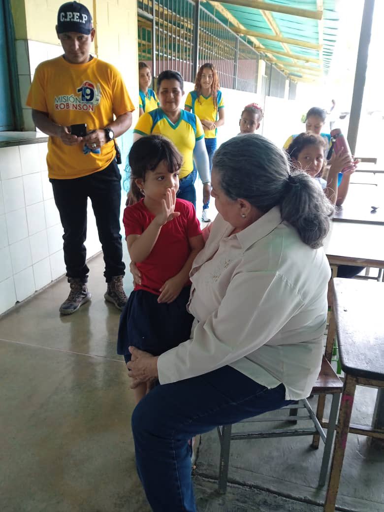 #15Ene “Un maestro es una brújula que activa los imanes de curiosidad, el conocimiento y la sabiduría en los alumnos”(Ever Garrisson).

Feliz día maestros y maestras de la patria, gracias por su esfuerzo día tras día por la educación de Venezuela.

<a href="/NicolasMaduro/">Nicolás Maduro</a>
<a href="/_LaAvanzadora/">Yelitze Santaella</a>