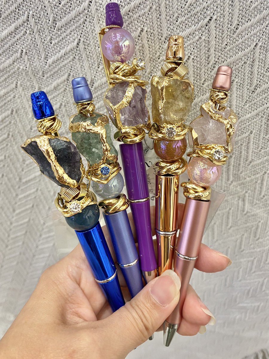 papiko_shop's tweet photo. 今週末の #おでライ沖縄 に久しぶりに参加します！
今回はお友達のseleneさんも一緒です！
キラキラでめちゃくちゃ可愛いカスタムペンをたくさん持ってきてくれます〜♥️
私も愛用してますが必ず褒められますよ〜😘
ぜひともゲットしてください！ https://t.co/ui5MAWAQOM