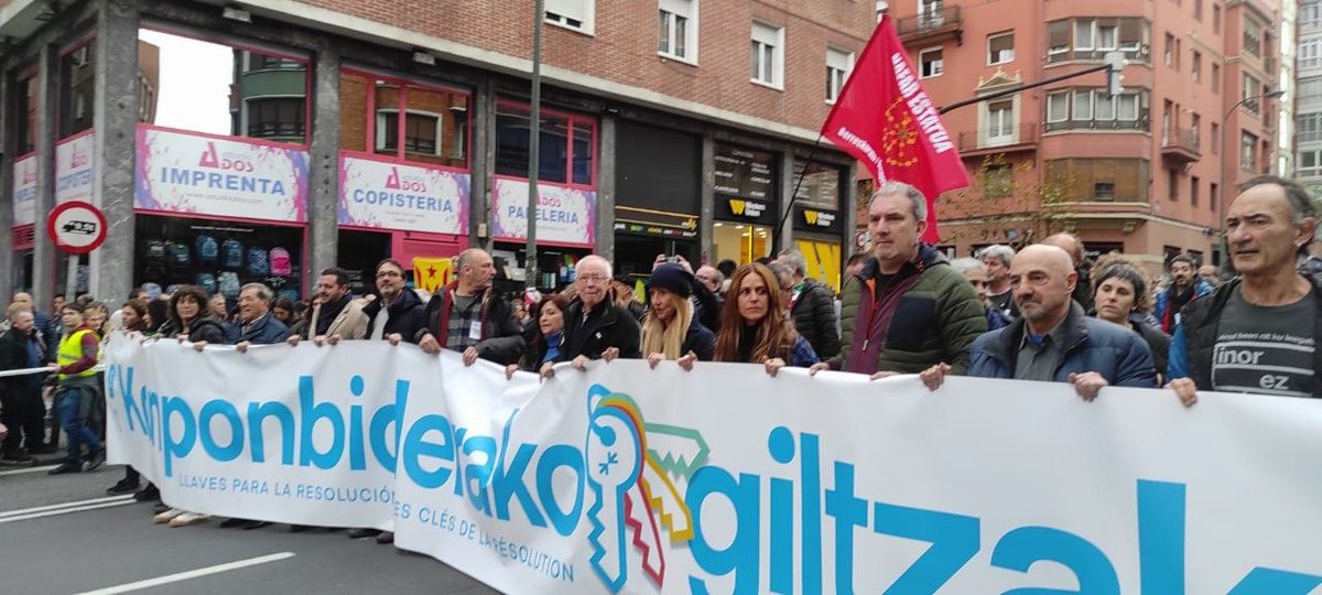 ⬛️⬜️✊Once more, @assemblea has joined @sare_herritara’s massive demonstration in Bilbao in support of the human rights of the Basque prisoners and for their equal treatment, free from any political intentions. #U13Bilbora