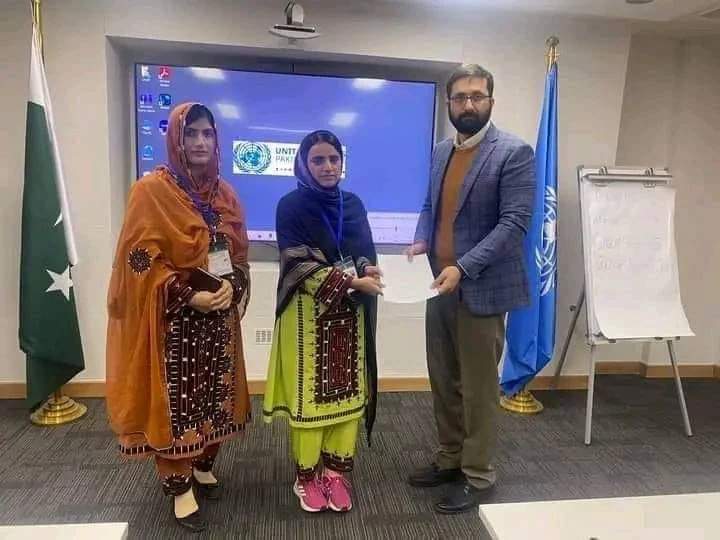 تمردانی کلاتاں گِر بیا تاں آھنی کوٹاں
ترا چو جَلّکی چَرّیناں چھرانکیں گُلام چوٹاں 
گراں تئی زنچک ءَ چمّانی روک ءَ من وتی لوٹاں
نبیساں سرنہ پہریں داستانے دوچیں پندولاں 
#MarchAgainstBalochGenocide