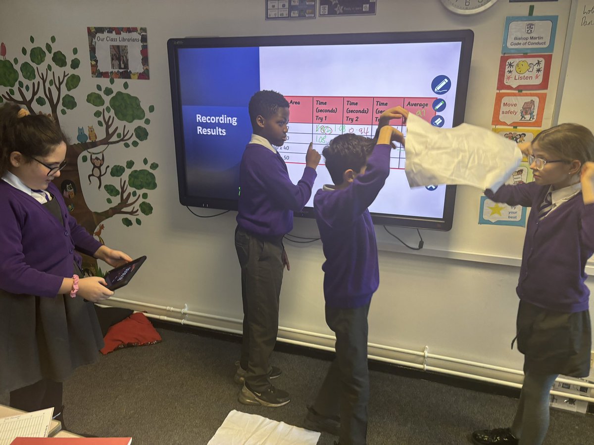 bm_liverpool's tweet image. In science today, year 5 carried out an investigation to see how the size of a parachute affects the amount of air resistance it experiences. We enjoyed investigating forces in motion. #BMlovesScience #ScientificEnquiry #forcesinmotion #airresistance 🪂