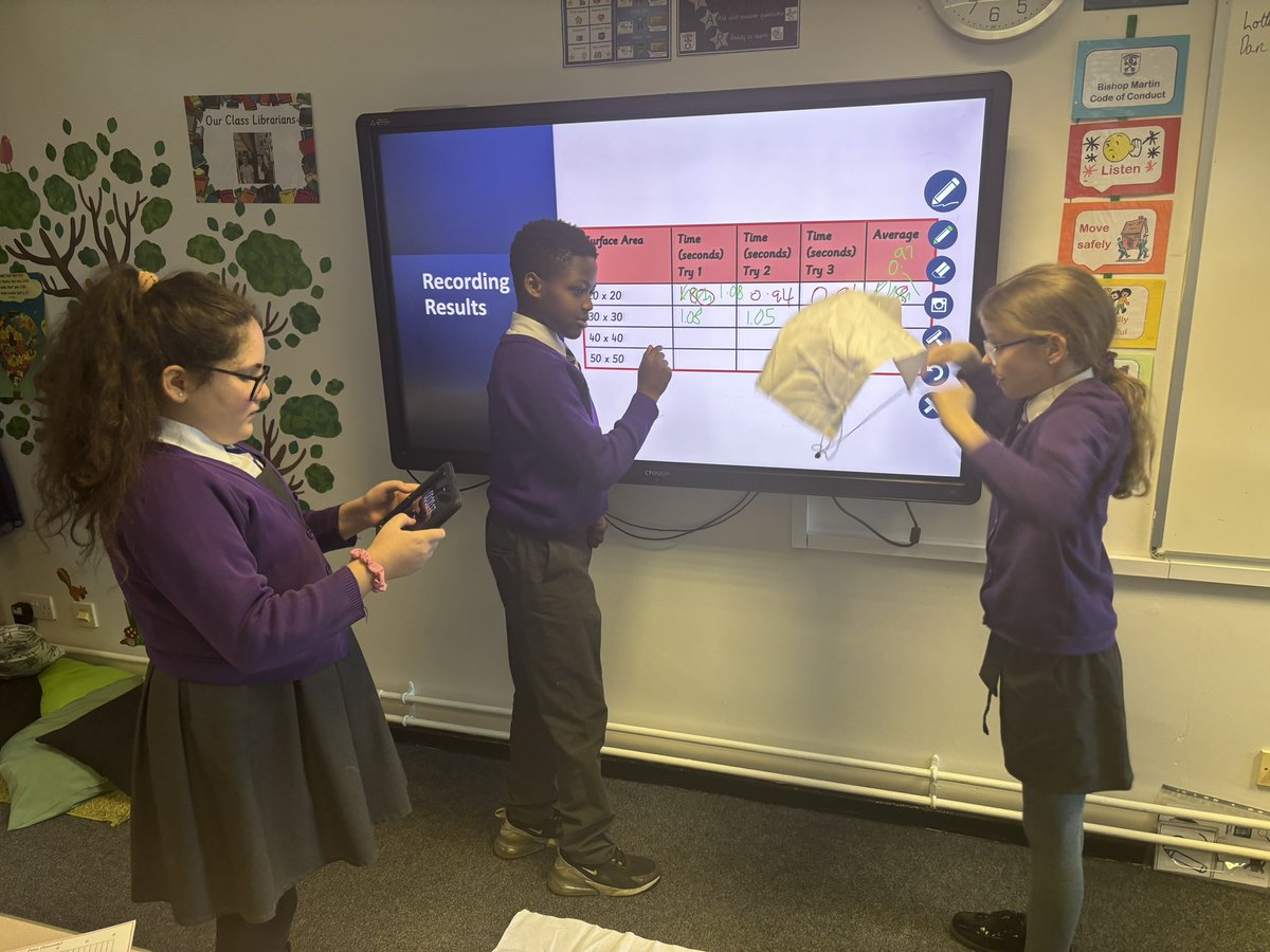 bm_liverpool's tweet image. In science today, year 5 carried out an investigation to see how the size of a parachute affects the amount of air resistance it experiences. We enjoyed investigating forces in motion. #BMlovesScience #ScientificEnquiry #forcesinmotion #airresistance 🪂