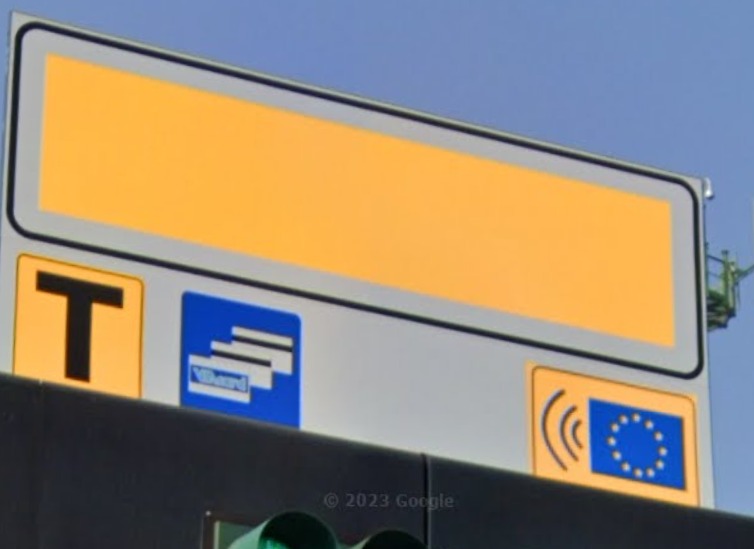 CoppiAlberto's tweet photo. L'altra sera stavo uscendo dall'autostrada dopo un viaggio di 4 ore e vedo questo. Come si interpreta? https://t.co/2MWcidDbOE