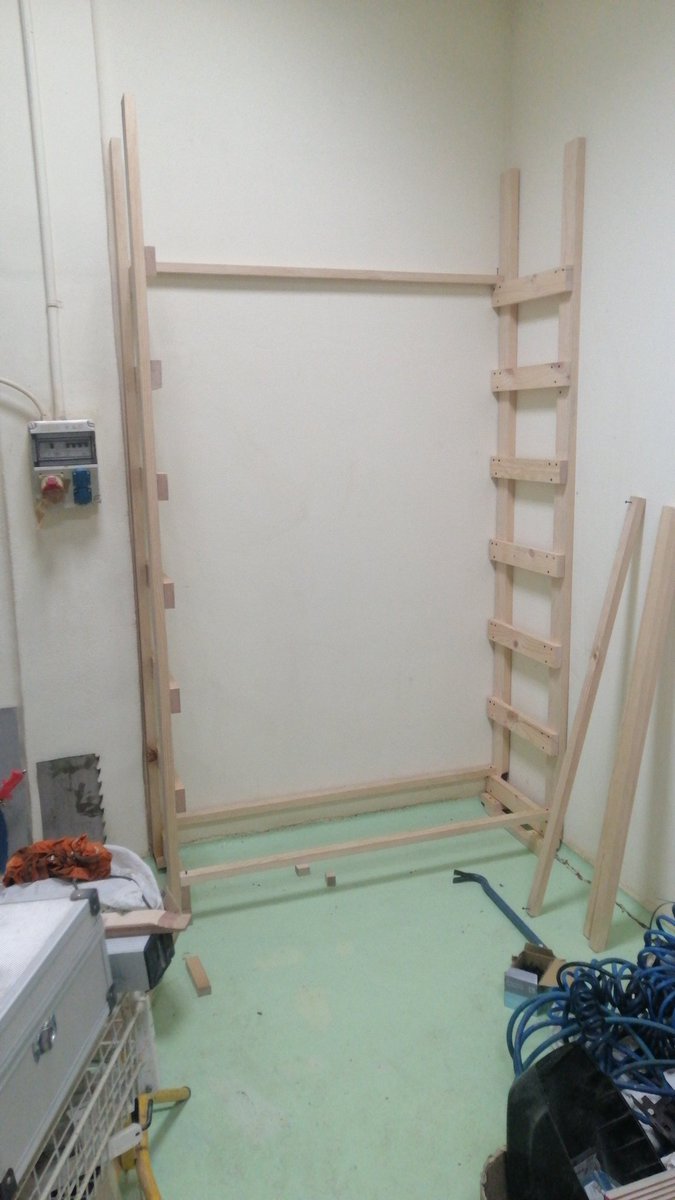 Ya se ha empezado a funcionar un poco. Tenemos ya todo el material en el pabellón, ahora toca empezar a organizarlo.

Pronto actualizaremos con los productos que empezaremos a vender.