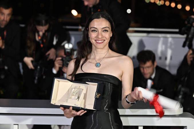 ibodirector's tweet photo. Altın Küre ödüllerinde en iyi kadın oyuncu dalında Sandra Hüller (Anatomy of a Fall) ve Natalie Portman (May December) aday oldu. Bu iki harika performans Cannes Film Festivali'nde bir başka harika performansa, Merve Dizdar'a (Kuru Otlar Üstüne) karşı kaybetmişlerdi. Dizdar, Küre'ye aday olamadı. Hüller ve Portman'ın Oscar için adı geçiyor, Dizdar'ın geçmiyor. Bazen ne yazık ki coğrafya kaderdir.