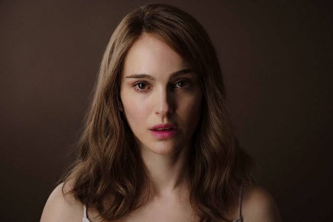 ibodirector's tweet photo. Altın Küre ödüllerinde en iyi kadın oyuncu dalında Sandra Hüller (Anatomy of a Fall) ve Natalie Portman (May December) aday oldu. Bu iki harika performans Cannes Film Festivali'nde bir başka harika performansa, Merve Dizdar'a (Kuru Otlar Üstüne) karşı kaybetmişlerdi. Dizdar, Küre'ye aday olamadı. Hüller ve Portman'ın Oscar için adı geçiyor, Dizdar'ın geçmiyor. Bazen ne yazık ki coğrafya kaderdir.