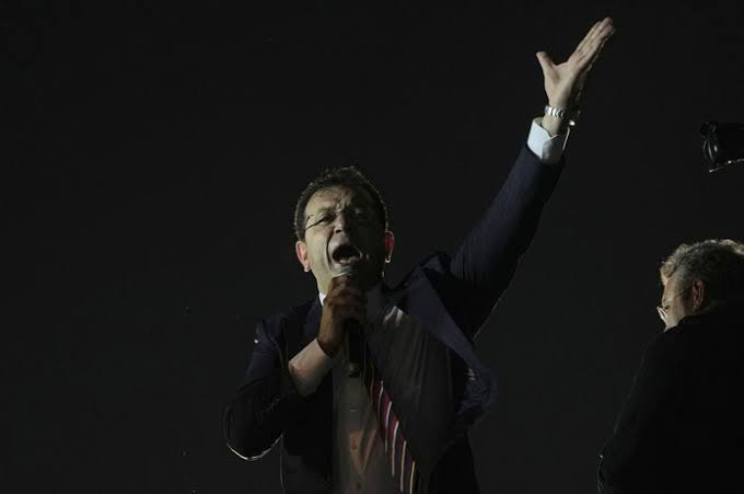 solcugazete's tweet photo. Ekrem İmamoğlu:

"Bir bakan, binlerce İBB çalışanımıza 'terörist' demişti. Şimdi bu eski bakanın avukatı sıkışınca ‘müvekkilim bu açıklamaları siyaset yapma ve ifade özgürlüğü kapsamında yapmıştır’ demiş. 

Kul hakkı yediniz kardeşim, kul hakkı." https://t.co/nw8gJXfe57