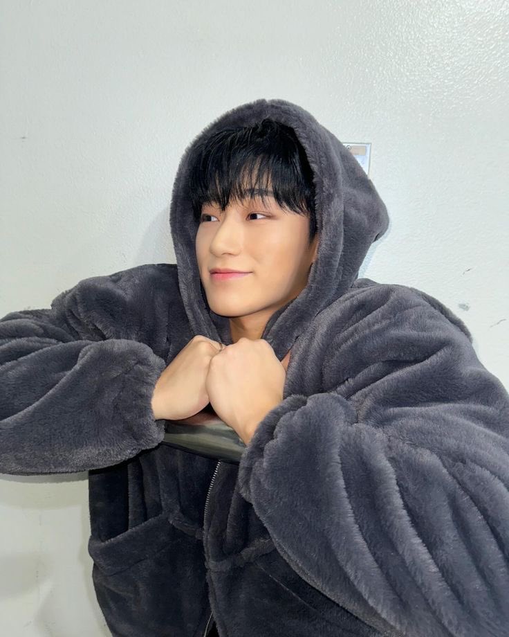 yeomosexual's tweet photo. Random soft Sannie clips that trigger my cuteness aggression &amp; boost my serotonin, an adorable thread 🧵- https://t.co/X32vTY5or9