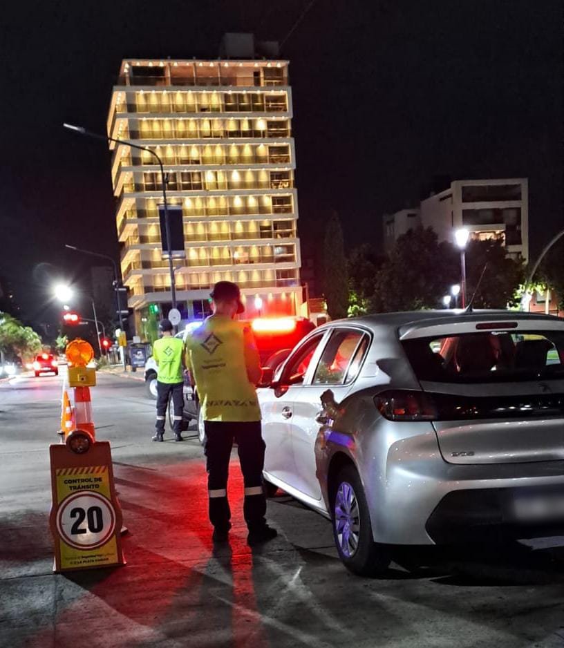 ASVLaPlata's tweet photo. Avanzamos con los operativos de control vehicular y pedido de documentación obligatoria para circular. En esta última semana realizamos más de 95 en automóviles, camionetas y motovehículos en donde detectamos 930 infracciones  #ASVLAPLATA . https://t.co/p27r7ibj6E