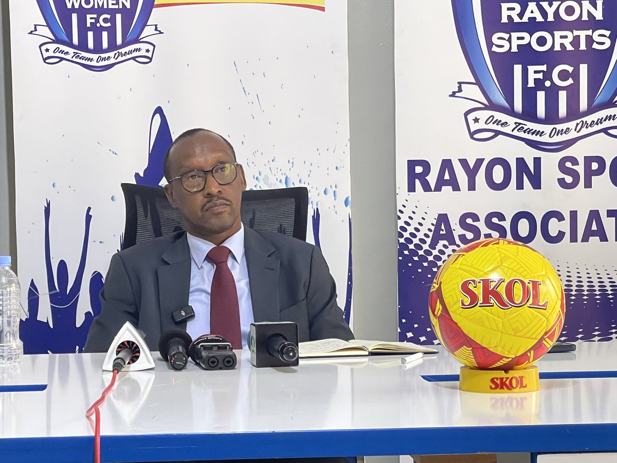 SamKarenzi's tweet photo. Naho #Rayon twari amabuye, duhangana n’amakipe leta iha Milliard iti nimukoreshe nashira tuzabongera andi! Ese ubundi twebwe kuki batayaduha? Ndabaza Kuki twebwe batayaduha? Ntabwo turi abana nkabandi? #Uwayezu Jean Fidel aganira n’abanyamakuru! https://t.co/dqSTuX5oNq