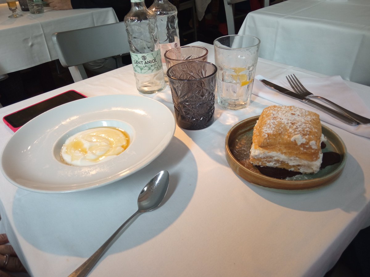 Wayfarer's tweet photo. Aquí, desvirtualizando a @Mrianela77 con yogur griego y hojaldre relleno de nata y chocolate.
#Postreando https://t.co/qylhjPaR5y