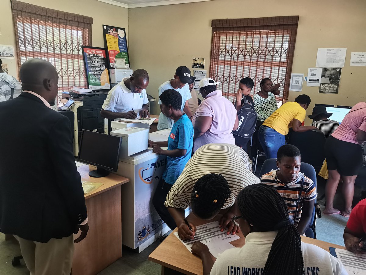 Online application at Leadworks Centre @Siyafunda_ctc #GDEonlineApplication #SiyafundaCTC #leadworksckc #GrowingGautengTogether
