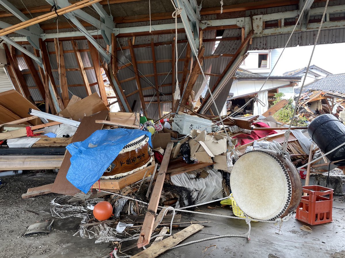 c_hocknews's tweet photo. 〈#能登半島地震 〉
珠洲市宝立町の「津波で流失したキリコ」。保管されていた倉庫に残っていた太鼓が取り出されたそうです。キリコ本体は依然見つかっていません。能登地方の伝統行事が失われないことを祈ります。（写真は住民提供）

先日の記事はこちらから↓
https://t.co/5g5oiclvBk https://t.co/VKBcOeO0kI