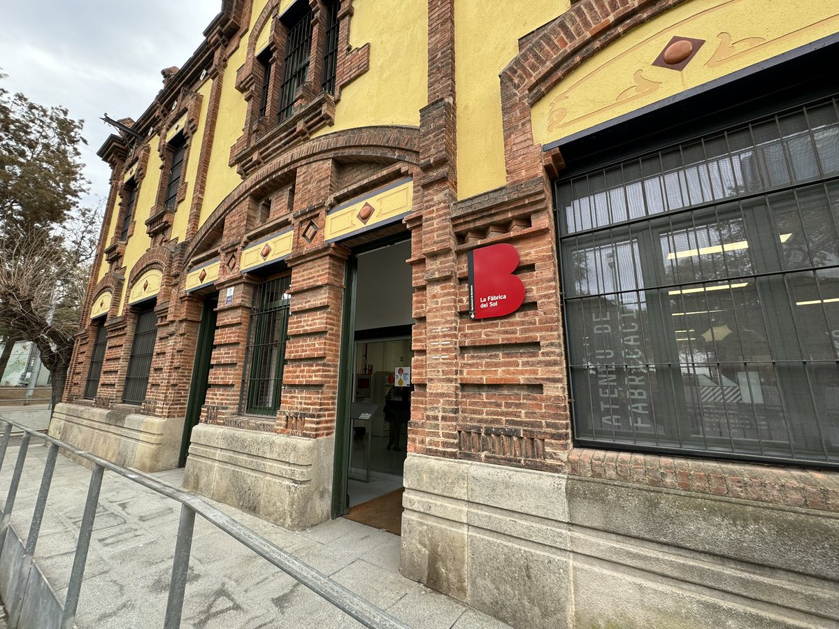 EscolaFlix's tweet image. Avui ens trobem la #ComunitatEbre al @BCN_AteneusFab dins de l’acompanyament del #ProgramaFAIG @cesirecat per conèixer les instal·lacions i projectes de l’Ateneu de Fabricació la Fàbrica del Sol. 
#AprenentatgeambSentit #AprenentatgeXProjectes