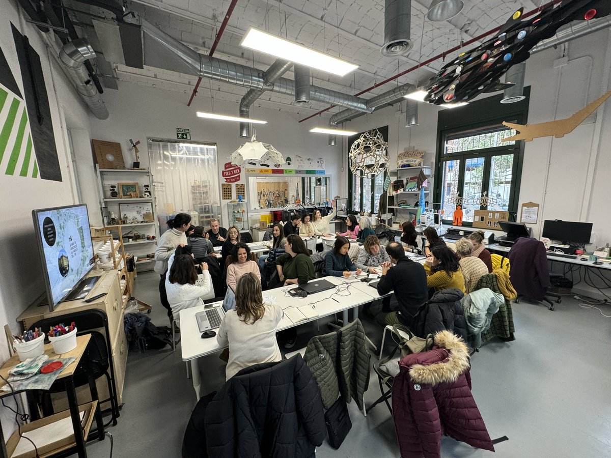 EscolaFlix's tweet image. Avui ens trobem la #ComunitatEbre al @BCN_AteneusFab dins de l’acompanyament del #ProgramaFAIG @cesirecat per conèixer les instal·lacions i projectes de l’Ateneu de Fabricació la Fàbrica del Sol. 
#AprenentatgeambSentit #AprenentatgeXProjectes