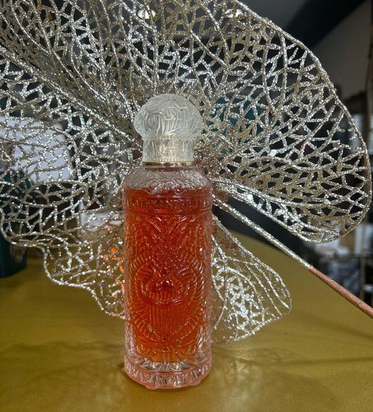 rosinaperfumery's tweet photo. BLACK BEETLE 📷
The beautiful insects of Art Nouveau jewelry have long been admired for their delicacy and intricacy. Seemingly unassuming. Black Beetle reveals itself by degrees and leaves unforgettable silage.
#blackbeetle #alexandrej #rosinaperfumery https://t.co/THXJMquMTU