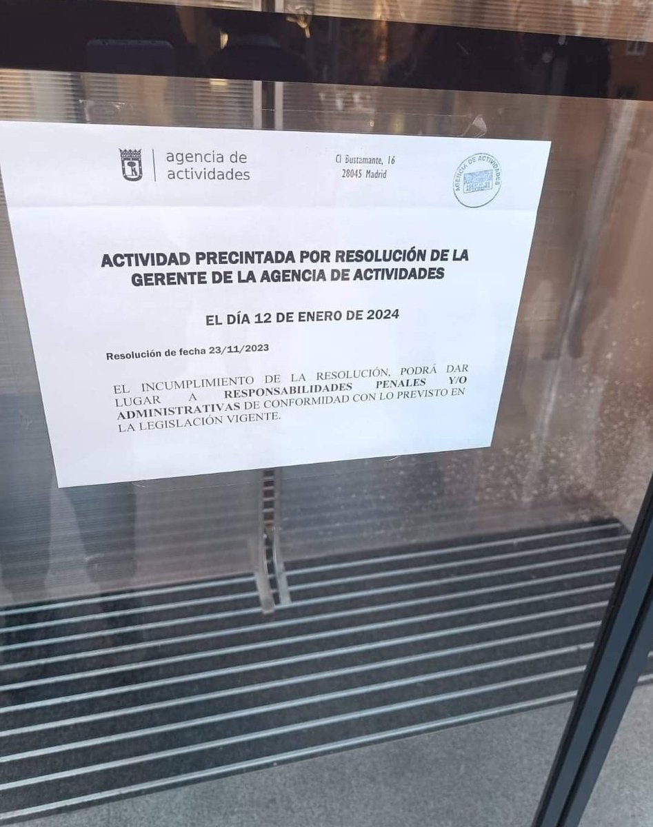 Mes y medio después de la última noticia de precinto del Gimnasio Newman del Distrito ya parece  administrativamente oficial y el pasado viernes a mediodía se cerró el edificio por orden del ayuntamiento y esperamos que esta vez sea definitivamente.

#JuntasHacemosCiudad