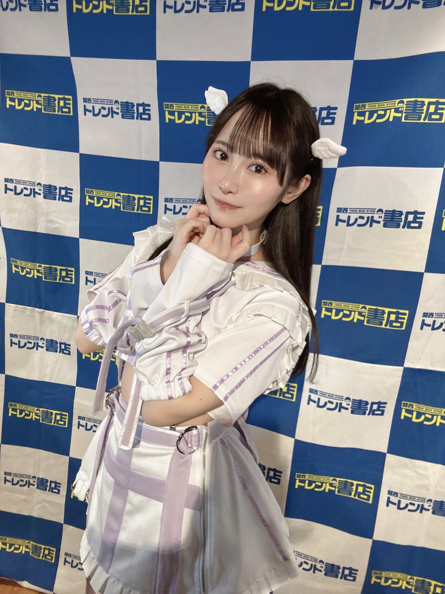 昨日はサイン会ありがとうございました🥹🤍

トレンド書店さんのイベントはいつも長い時間みんなと過ごせて幸せ〜🐰⭐️
みんなのおかげで最高な2024年になりそう🥹❤︎
今年もたくさんみんなに会えますように🥹💕 https://t.co/VR7ynEKsyb