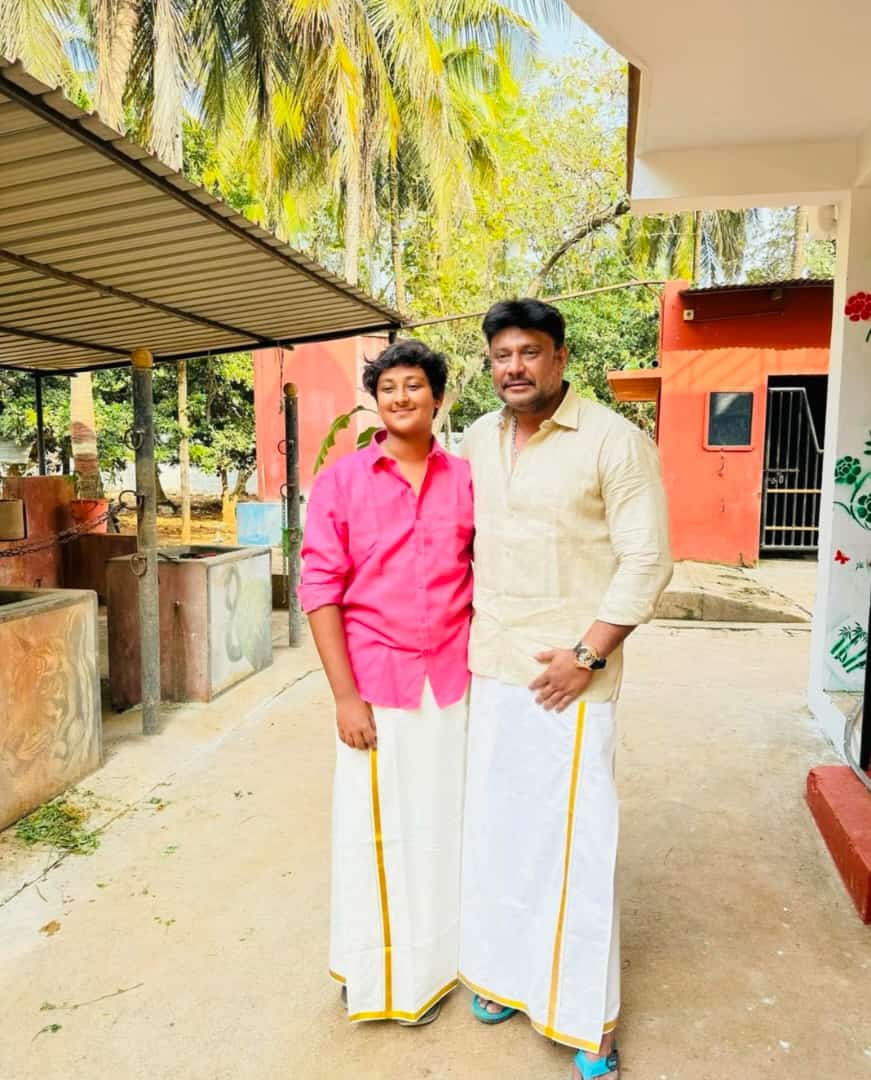 264_kiran's tweet photo. Today Exclusive Pic.💙❤️💥

Darshan Thoogudeepa Srinivas BOSS.😍 
#dboss #Darshan #ChallengingStarDarshan 
#Kaatera #D56 #BoxOfficeSulthan 
Darshan Thoogudeepa Srinivas 
Kiran Darshan Thoogudeepa https://t.co/xVyiRDOu7I