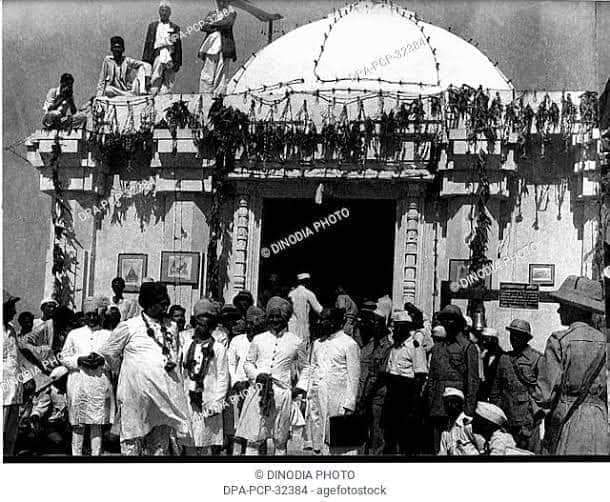 GorA013's tweet photo. यह 1951 की सोमनाथ मंदिर की उद्घाटन के फोटो है मंदिर पूरा नहीं बना था सिर्फ गर्भगृह बना था और शिवलिंग स्थापित करके भारत के राष्ट्रपति डॉक्टर राजेंद्र प्रसाद जी ने उद्घाटन किया था। 

 उसके बाद 1956 में  मंदिर का कलश पूर्ण हुआ।। 

 सनातन धर्म के उत्थान में अपना योगदान बतायें ... 
श्री श्री शंकरामहाचार्यों ?? 
श्रीराम के विरोधी, सनातन के विरोधी!