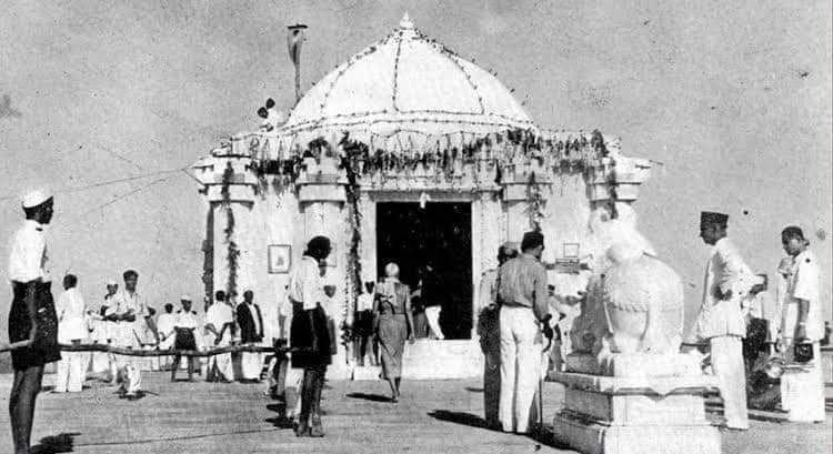 GorA013's tweet photo. यह 1951 की सोमनाथ मंदिर की उद्घाटन के फोटो है मंदिर पूरा नहीं बना था सिर्फ गर्भगृह बना था और शिवलिंग स्थापित करके भारत के राष्ट्रपति डॉक्टर राजेंद्र प्रसाद जी ने उद्घाटन किया था। 

 उसके बाद 1956 में  मंदिर का कलश पूर्ण हुआ।। 

 सनातन धर्म के उत्थान में अपना योगदान बतायें ... 
श्री श्री शंकरामहाचार्यों ?? 
श्रीराम के विरोधी, सनातन के विरोधी!