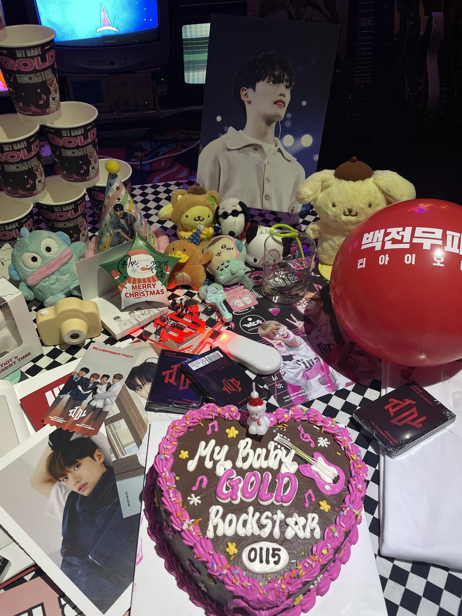 hanryang_015's tweet photo. #저물지_않는_너의_빛_GOLD
#BE_DRUNK_ON_JUNHYEON

입구부터 너무 예뻐서 내적 비명 지르면서 입장
락스타 준횬 개큰구매 🎸 https://t.co/nOOjlLfrgT