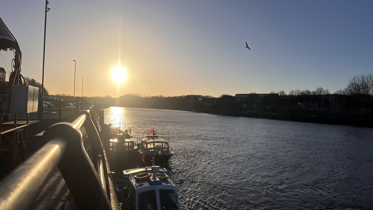 👋 

The view from @The_Cycle_Hub is looking 👌 this morning, and what a morning it is!

We’re open from 11 everyday, the fire is on already and the coffee machine is warming up!

It’s a perfect day for crisp Quayside walks !