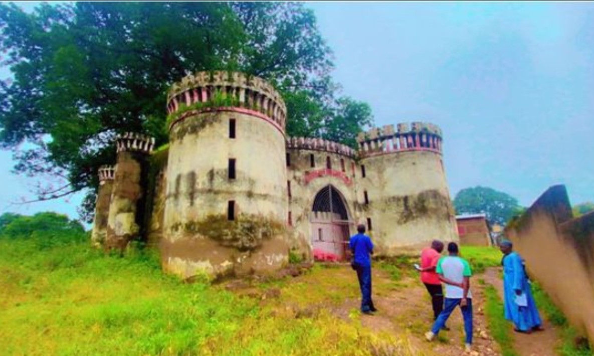 Archaeology of the unusual
MAEASAM #Senegal's team found a unique castle in the Bassari, Peul and Bédik cultural landscapes (World Heritage) during fieldwork. Built in the 2000s, this 'UFO' stands out in a site meant for preservation. #Africanarchitecture #worldheritagesite #Fort