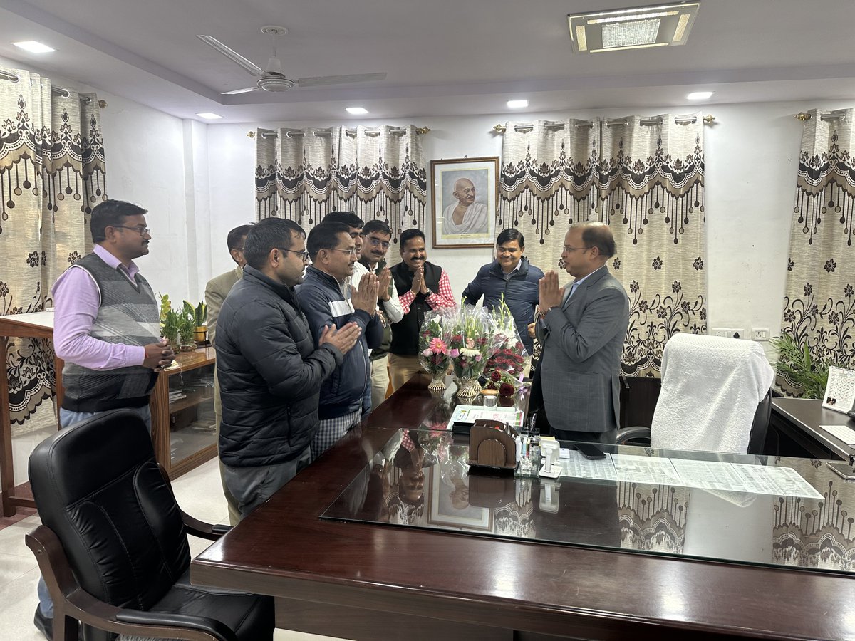 MohanSihag24's tweet photo. निदेशक माध्यमिक श्रीमान आशीष जी मोदी का आज रेसला परिवार के साथ किया स्वागत। https://t.co/7JBAVV9cZ8