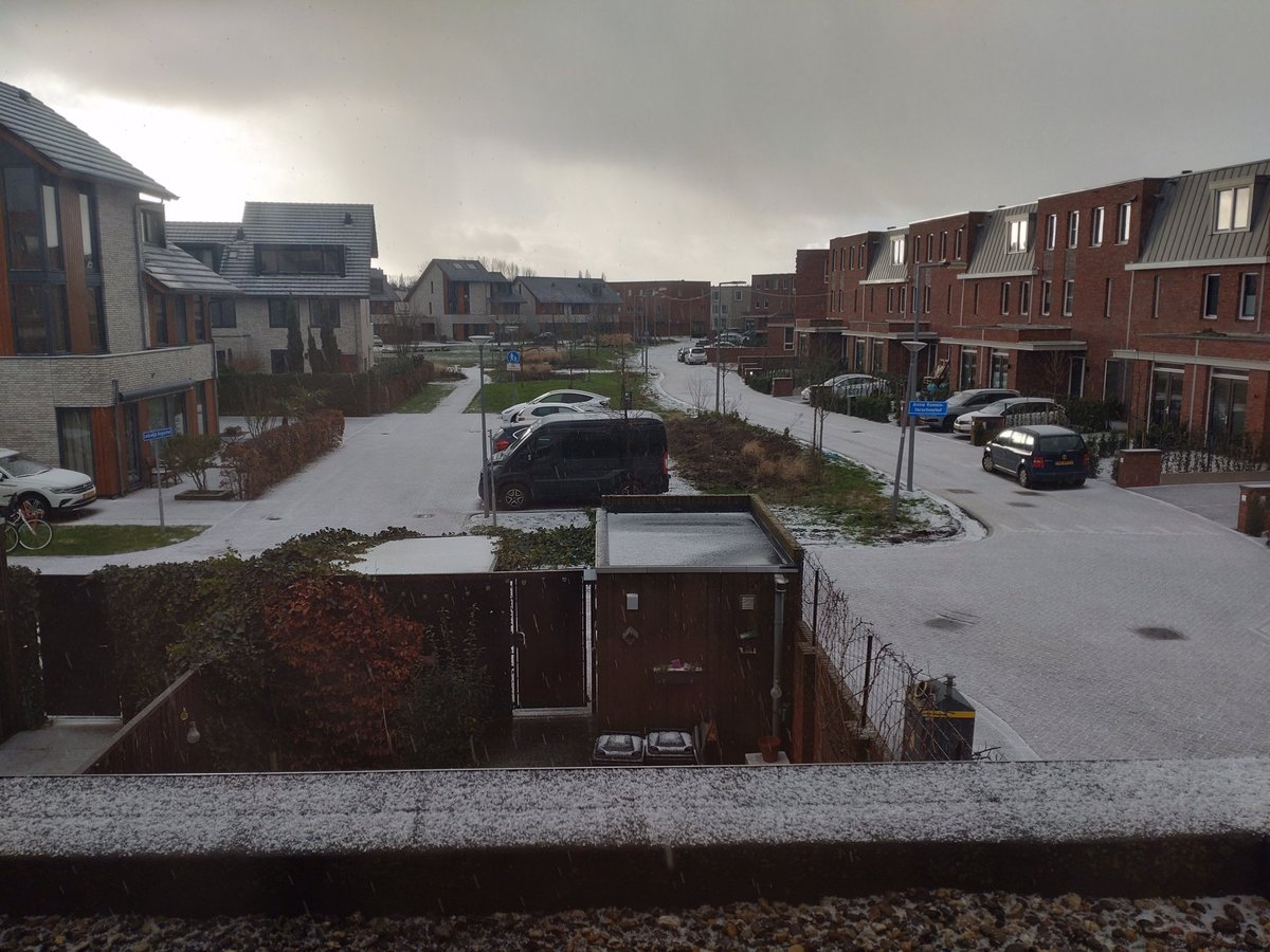Sreppon's tweet photo. Ik kijk uit het raam, straat gewoon zoals ie altijd is... Zelfs nog een zonnetje erbij...

Ik ga naar de wc en hoor het vanuit daar heel hard regenen...

Ik kijk nog eens uit het raam, straat wit! 😳❄️🌨️ 

#hagel #witersebuien https://t.co/DPt7eG1hbn