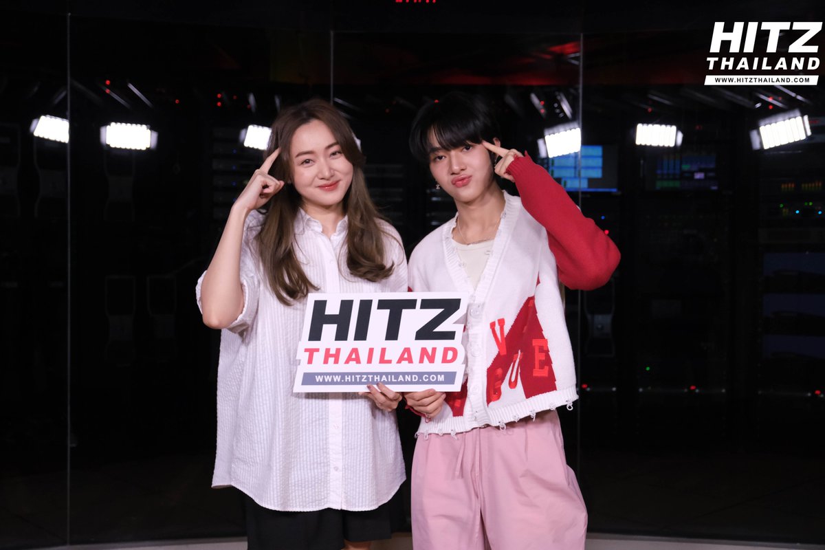 HITZThailand's tweet photo. @CwrNew จาก @dmdmusicth แวะมาเช็กอิน และอัปเดตถึงซิงเกิลใหม่ 'เอ๊ะ! (𝐄𝐡!)' พร้อมพูดคุยสนุกๆ ใน #HITZCheckIn LIVE! with DJ Somya!! 💞🥰

@DMDMusicTH
#HITZTHAILAND #AllTheHits #DJSomya
#Nunew #เอ๊ะ #นุนิว #DMDMUSIC #tanlipproduced #Eh_NuNew #NuNewEhPressVisit https://t.co/SXQSxJKNhh
